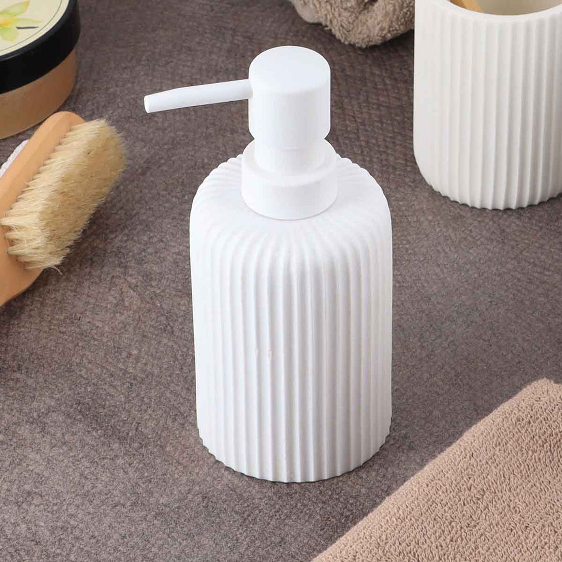 Dispenser pentru Săpun Rotund din Polirezină cu Motif Linii 230 ml - Alb